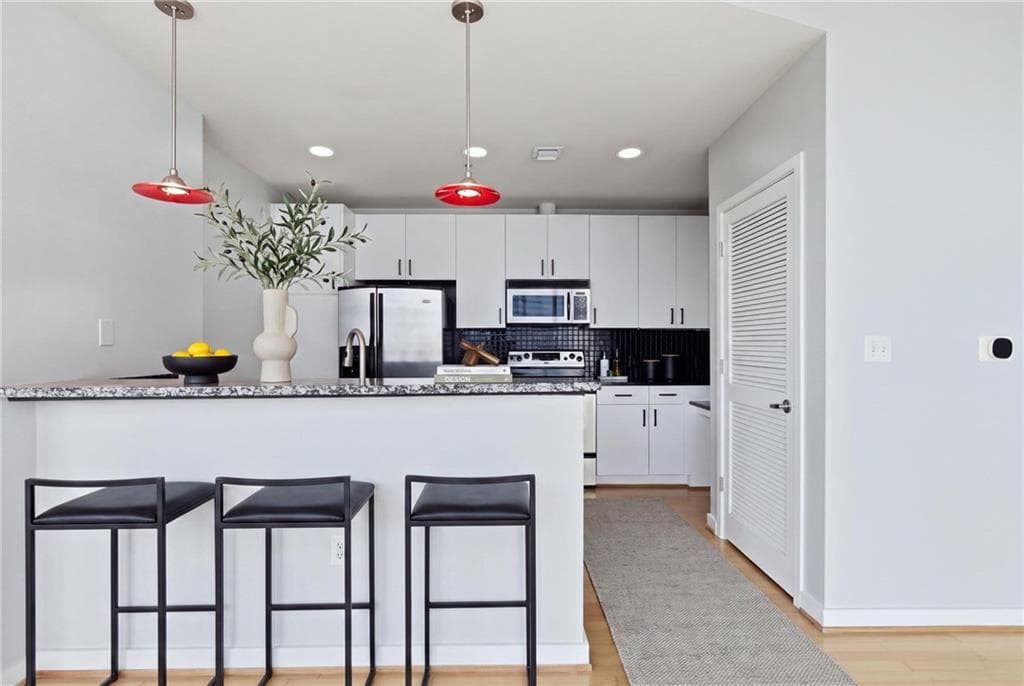 1 bedroom, 1 bathroom, 851 sq ft condominium for sale at 943 Peachtree Street 1915, Atlanta, GA 30309 — photo 1 of 48