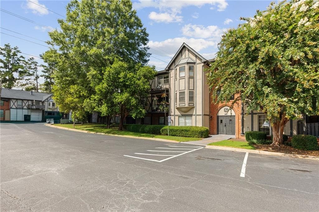 3 bedroom, 2 bathroom, 1,469 sq ft condominium for sale at 6851 Roswell Road K24, Sandy Springs, GA 30328 — photo 2
