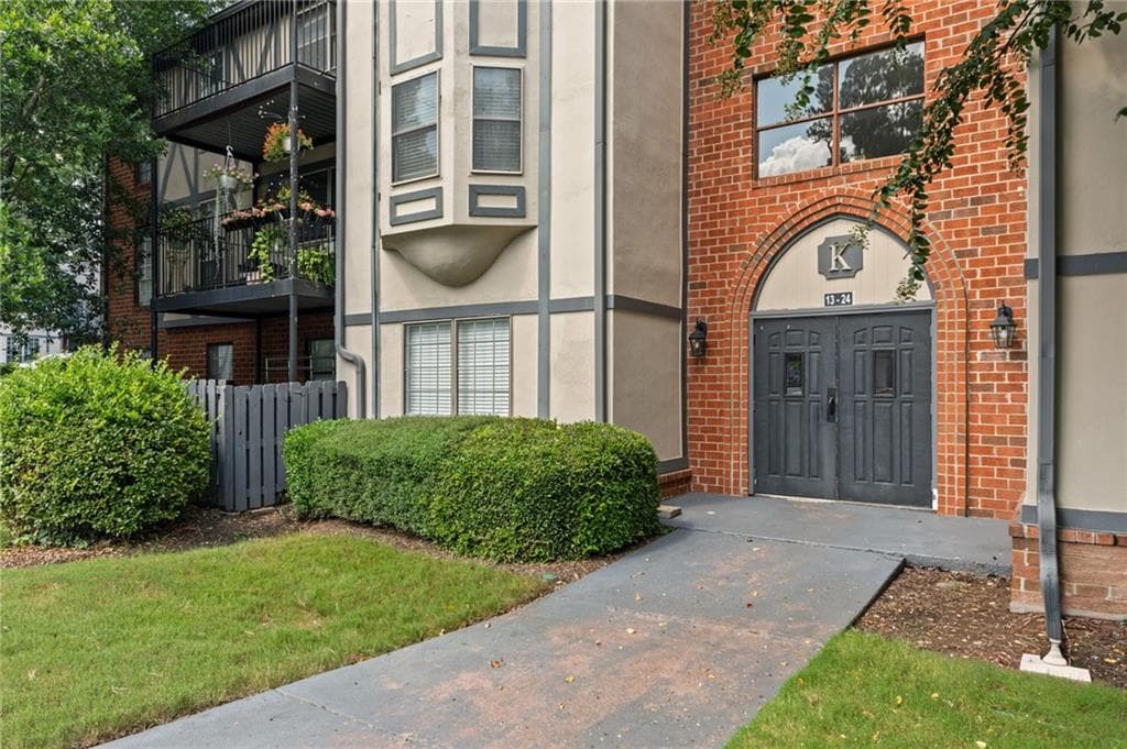 3 bedroom, 2 bathroom, 1,469 sq ft condominium for sale at 6851 Roswell Road K24, Sandy Springs, GA 30328 — photo 3