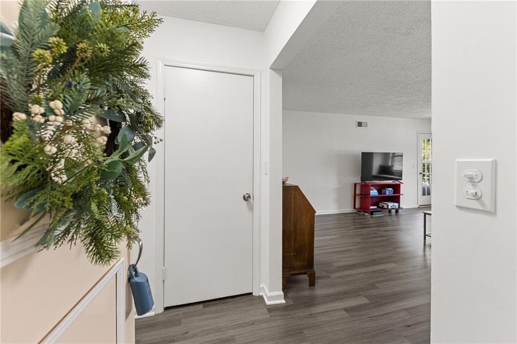 3 bedroom, 2 bathroom, 1,469 sq ft condominium for sale at 6851 Roswell Road K24, Sandy Springs, GA 30328 — photo 4
