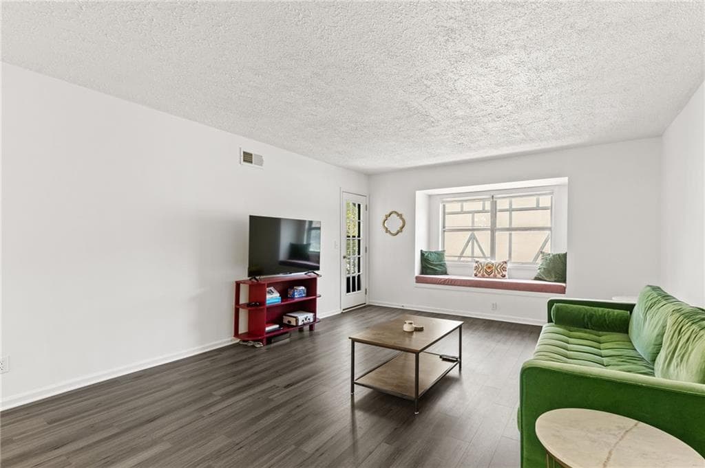 3 bedroom, 2 bathroom, 1,469 sq ft condominium for sale at 6851 Roswell Road K24, Sandy Springs, GA 30328 — photo 6