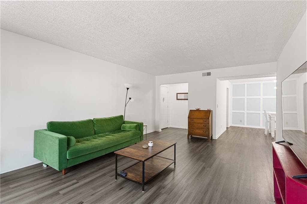 3 bedroom, 2 bathroom, 1,469 sq ft condominium for sale at 6851 Roswell Road K24, Sandy Springs, GA 30328 — photo 7