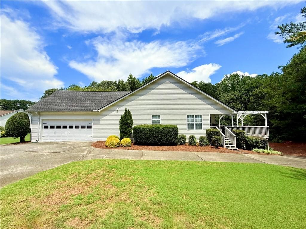 3 bedroom, 2 bathroom, 2,368 sq ft single family residence for sale at 1205 Bonnerton Court, Dacula, GA 30019 — photo 3