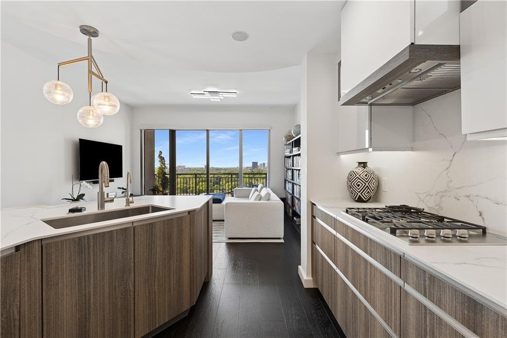 1 bedroom, 1 bathroom, 1,020 sq ft condominium for sale at 222 12th Street 2105, Atlanta, GA 30309 — photo 2