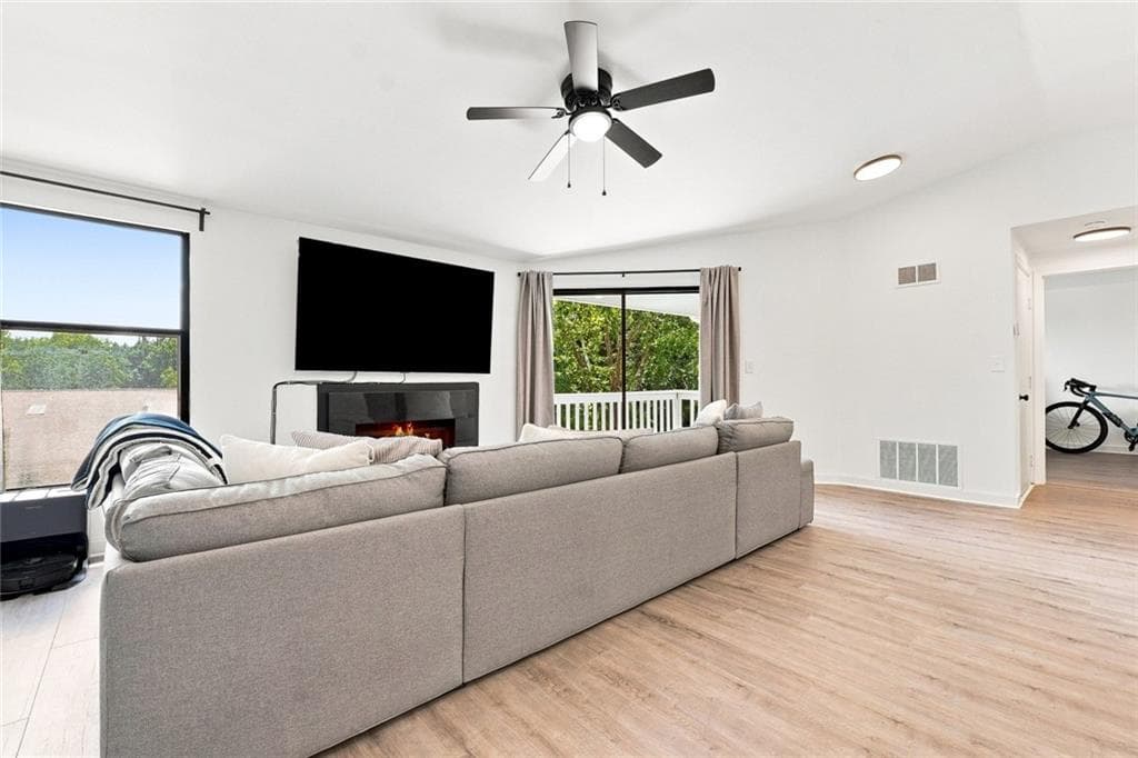 2 bedroom, 2 bathroom, 1,064 sq ft condominium for sale at 1362 Keys Lake Drive, Atlanta, GA 30319 — photo 2