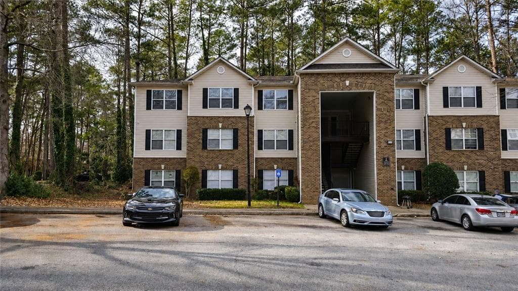 3 bedroom, 2 bathroom, 1,202 sq ft condominium for sale at 8301 Par Four Way, Lithonia, GA 30038 — photo 1 of 1