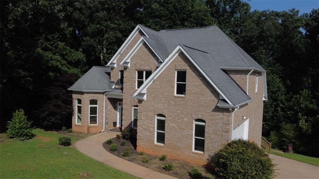 5 bedroom, 4 bathroom, 2,368 sq ft single family residence for sale at 318 Waterford Circle, Cornelia, GA 30531 — photo 2