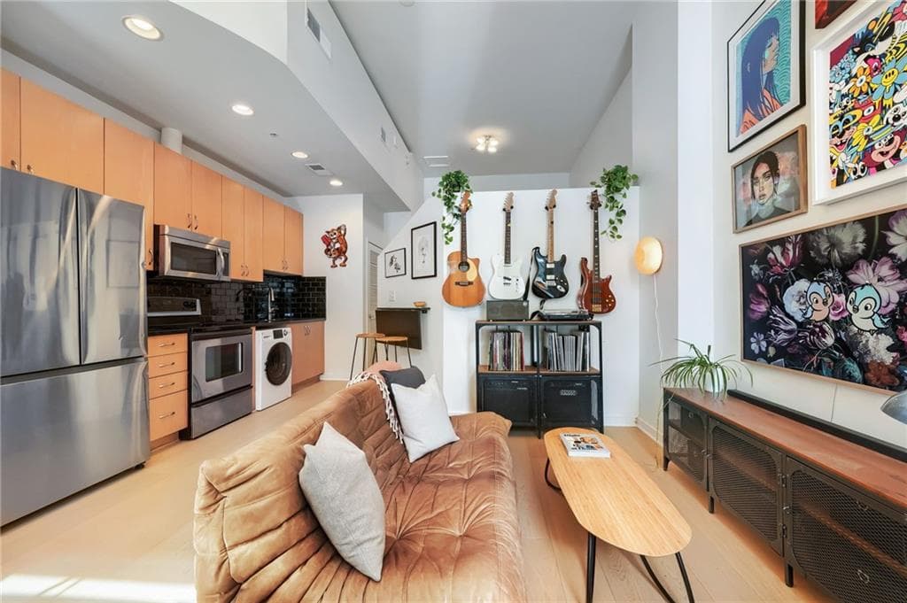 1 bedroom, 1 bathroom, 652 sq ft condominium for sale at 860 Peachtree Street 105, Atlanta, GA 30308 — photo 2