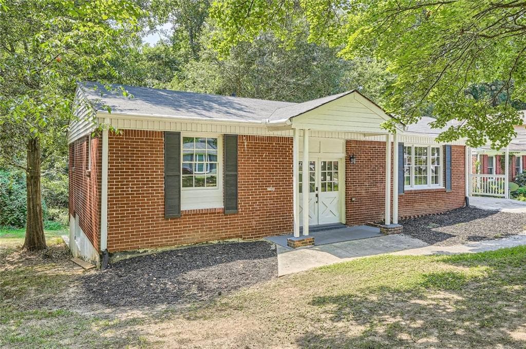 5 bedroom, 3 bathroom, 1,280 sq ft single family residence for sale at 895 Kings Grant Drive, Atlanta, GA 30318 — photo 2