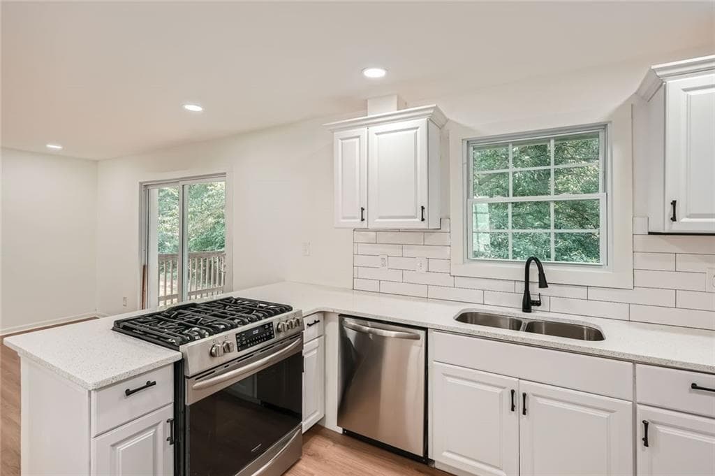 5 bedroom, 3 bathroom, 1,280 sq ft single family residence for sale at 895 Kings Grant Drive, Atlanta, GA 30318 — photo 4