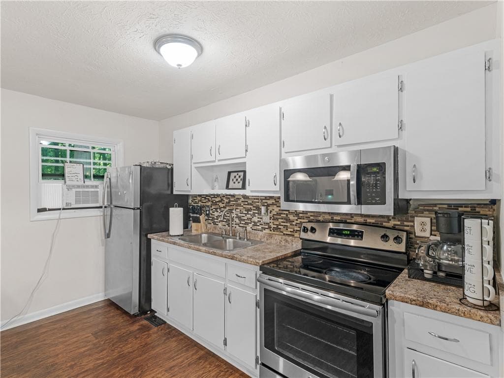 3 bedroom, 2 bathroom, 1,100 sq ft single family residence for sale at 2027 Chestnut Log Drive, Lithia Springs, GA 30122 — photo 7