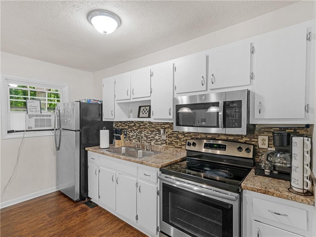 3 bedroom, 2 bathroom, 1,100 sq ft single family residence for sale at 2027 Chestnut Log Drive, Lithia Springs, GA 30122 — photo 9