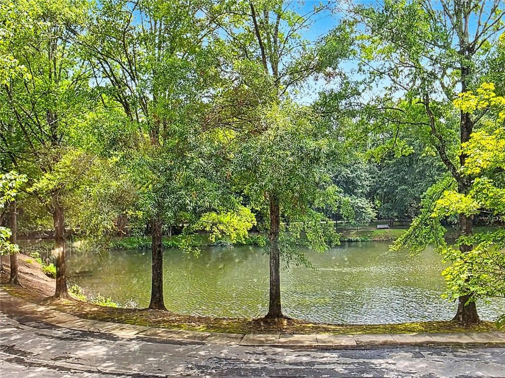 1 bedroom, 1 bathroom, 872 sq ft condominium under contract at 1800 Clairmont Lake A204, Decatur, GA 30033 — photo 2