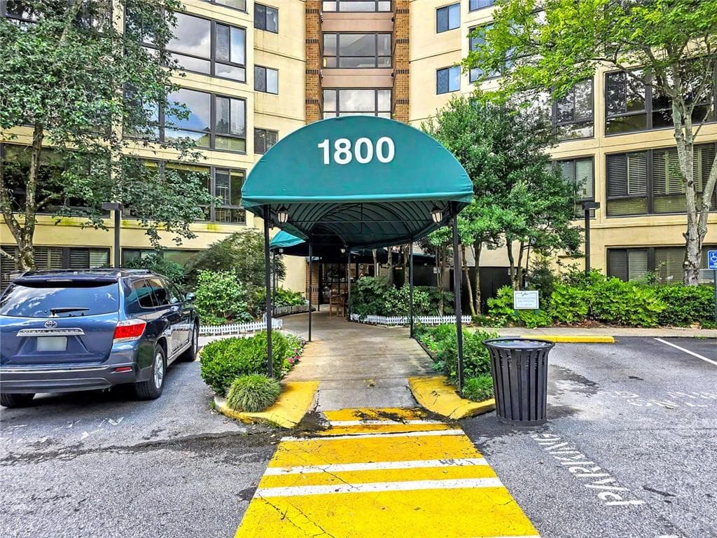 1 bedroom, 1 bathroom, 872 sq ft condominium under contract at 1800 Clairmont Lake A204, Decatur, GA 30033 — photo 3