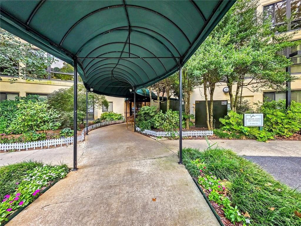 1 bedroom, 1 bathroom, 872 sq ft condominium under contract at 1800 Clairmont Lake A204, Decatur, GA 30033 — photo 4