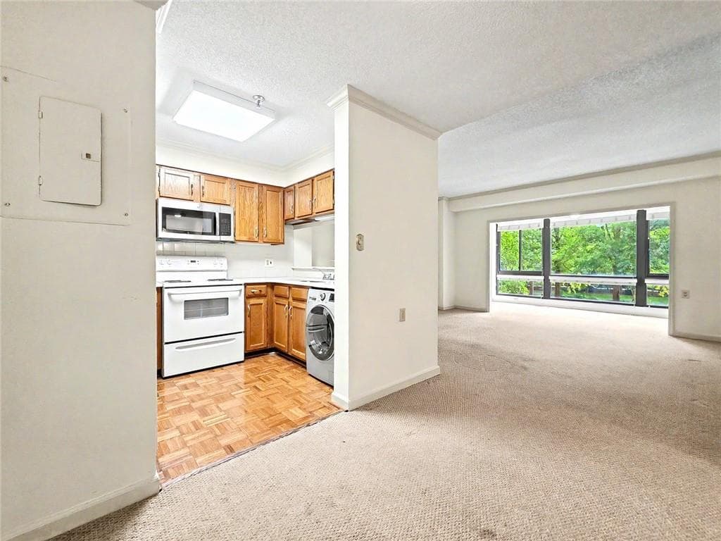 1 bedroom, 1 bathroom, 872 sq ft condominium under contract at 1800 Clairmont Lake A204, Decatur, GA 30033 — photo 7