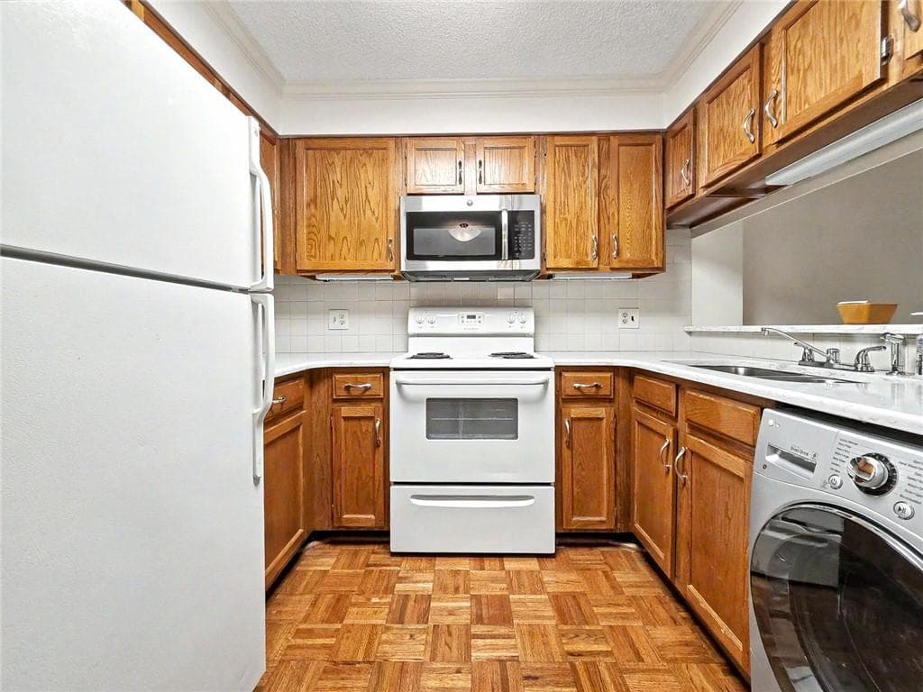 1 bedroom, 1 bathroom, 872 sq ft condominium under contract at 1800 Clairmont Lake A204, Decatur, GA 30033 — photo 10