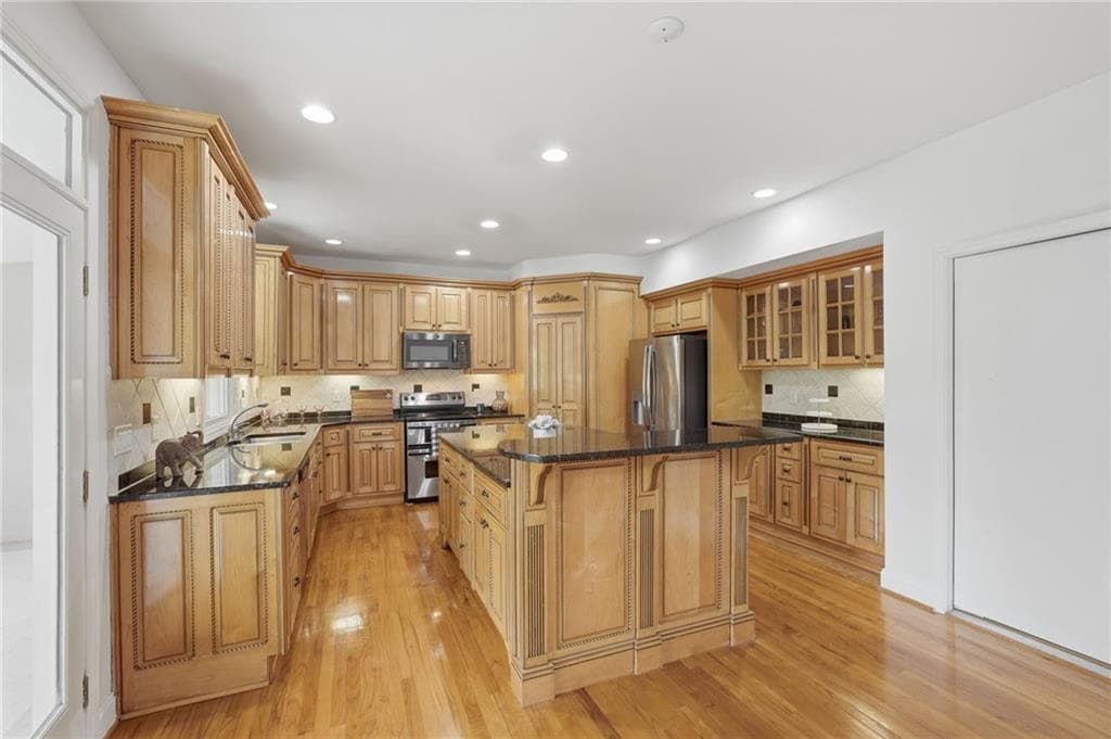 7 bedroom, 5 bathroom, 5,388 sq ft single family residence for sale at 1340 Eryn Circle, Suwanee, GA 30024 — photo 4