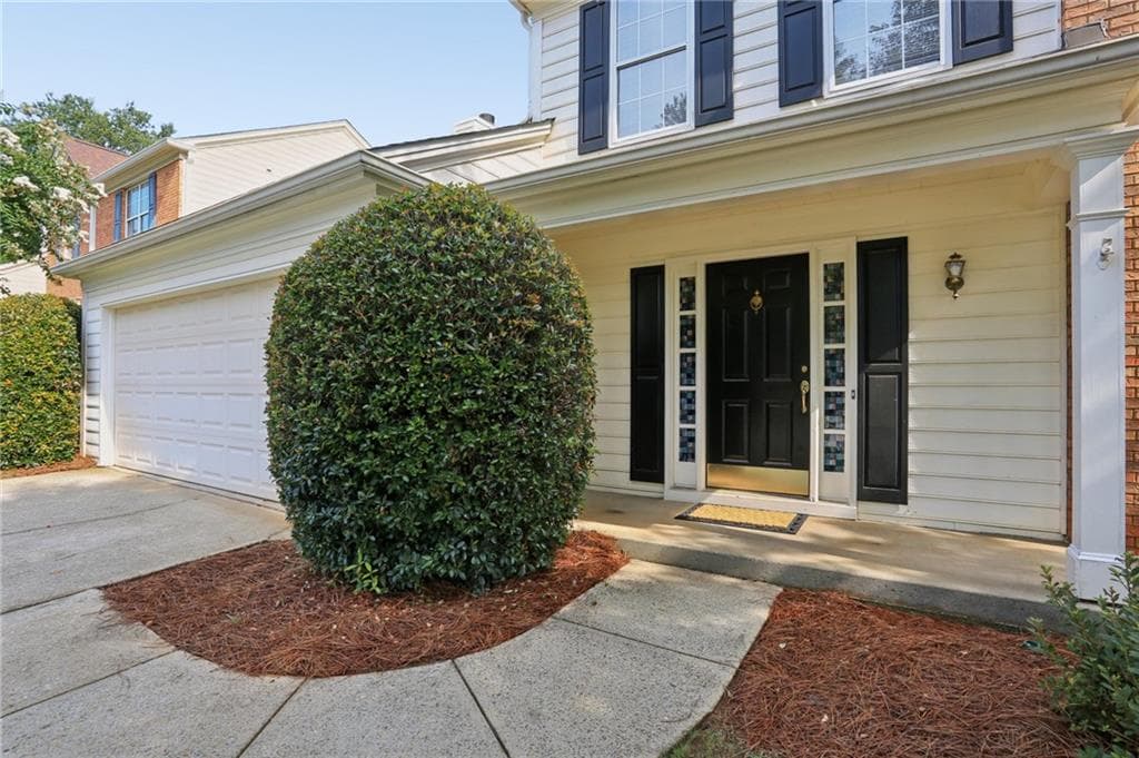 4 bedroom, 3 bathroom, 2,164 sq ft single family residence under contract at 11980 Carriage Park Lane, Johns Creek, GA 30097 — photo 2