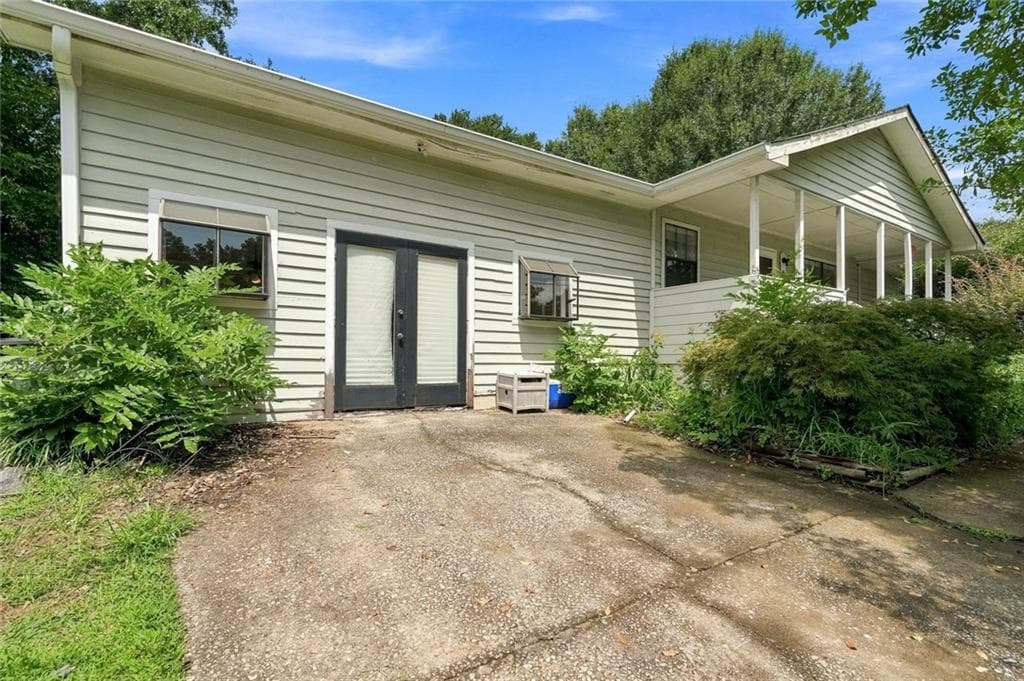 3 bedroom, 2 bathroom, 1,940 sq ft single family residence under contract at 1320 Sunsweet Drive, Lawrenceville, GA 30043 — photo 2