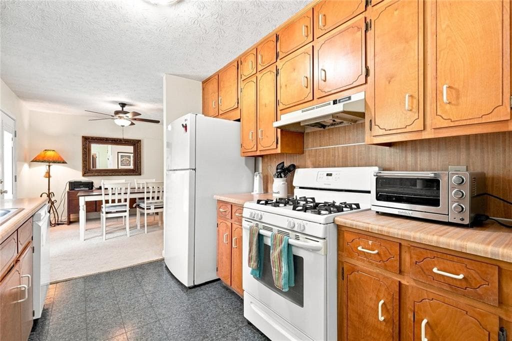 3 bedroom, 2 bathroom, 1,940 sq ft single family residence under contract at 1320 Sunsweet Drive, Lawrenceville, GA 30043 — photo 10