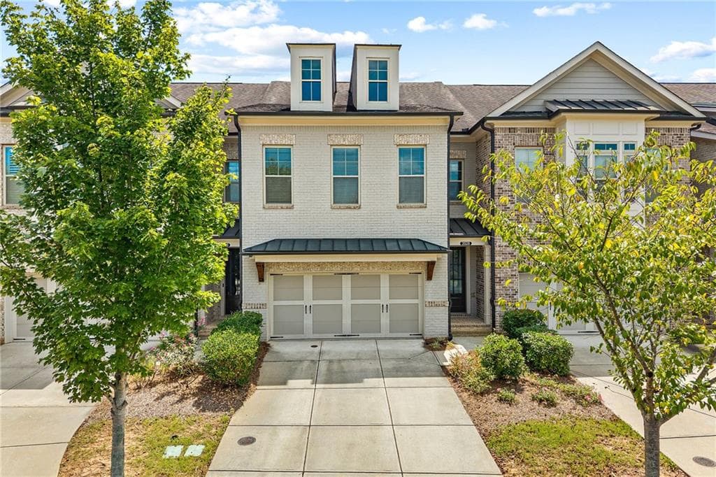 4 bedroom, 4 bathroom, 2,650 sq ft townhouse for sale at 2028 Glenview Park Circle, Duluth, GA 30097