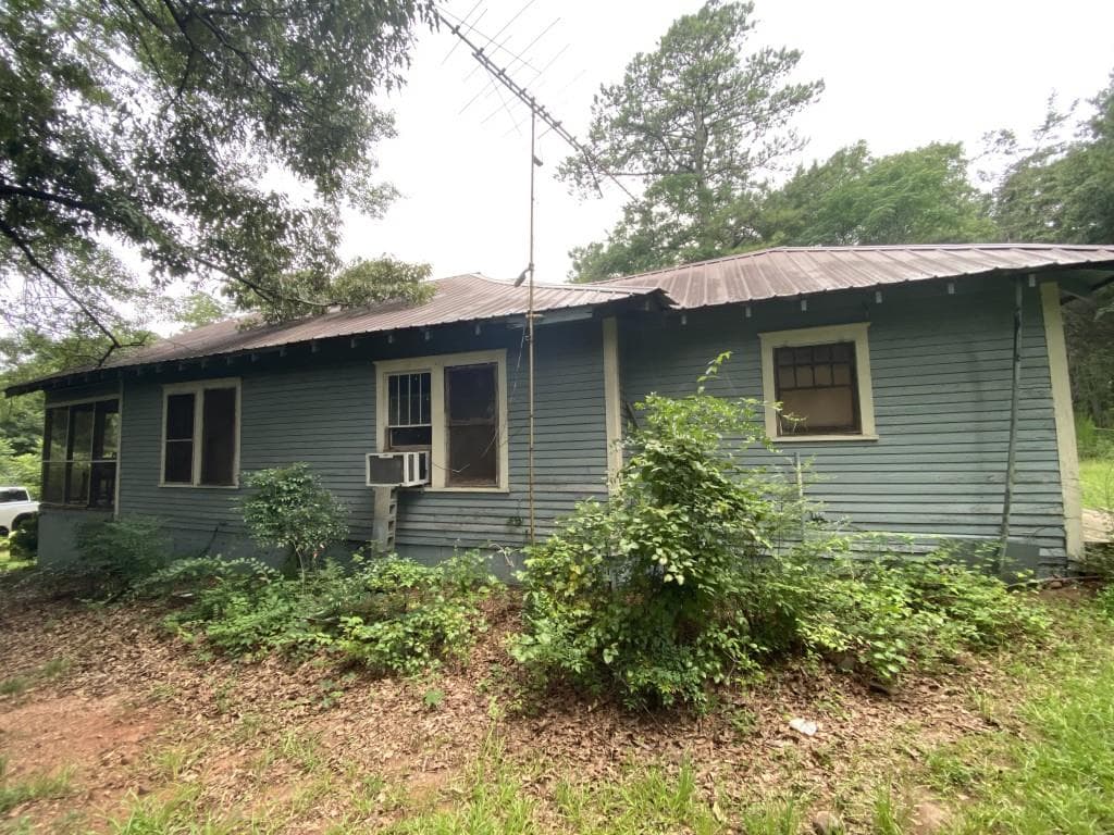 2 bedroom, 2 bathroom, 1,304 sq ft single family residence under contract at 1944 Mountain Creek Church Road, Monroe, GA 30656 — photo 2
