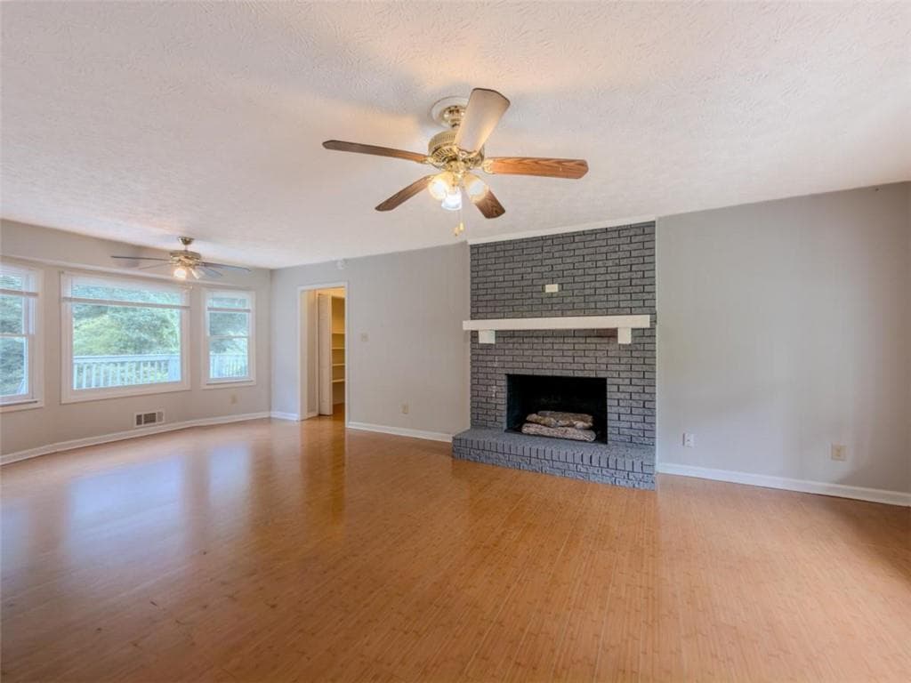 5 bedroom, 3 bathroom, 2,626 sq ft single family residence under contract at 2050 Abington Lane, Snellville, GA 30078 — photo 2