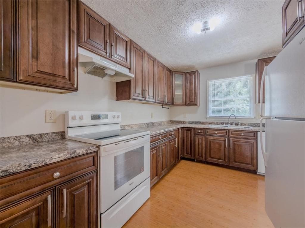 5 bedroom, 3 bathroom, 2,626 sq ft single family residence under contract at 2050 Abington Lane, Snellville, GA 30078 — photo 3