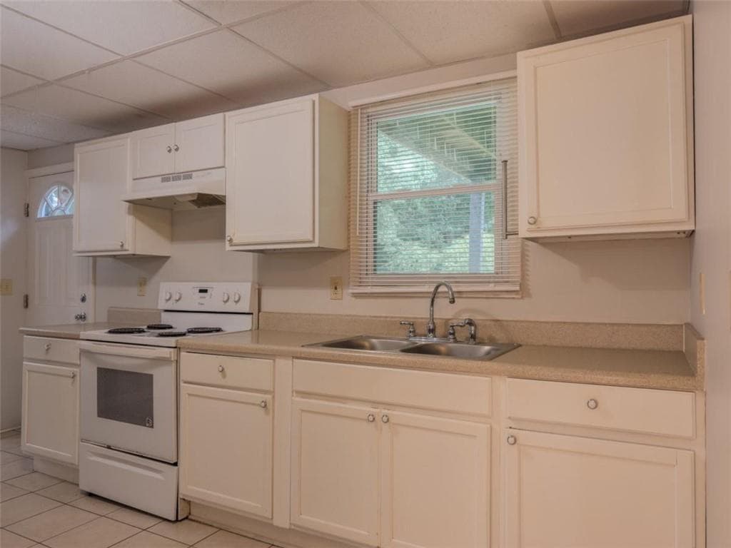 5 bedroom, 3 bathroom, 2,626 sq ft single family residence under contract at 2050 Abington Lane, Snellville, GA 30078 — photo 5