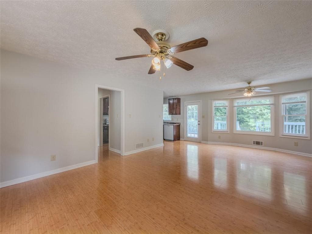 5 bedroom, 3 bathroom, 2,626 sq ft single family residence under contract at 2050 Abington Lane, Snellville, GA 30078 — photo 10