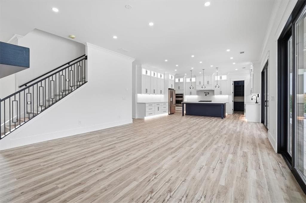 4 bedroom, 5 bathroom, 3,559 sq ft single family residence for sale at 6008 Bluewater Boulevard, Gainesville, GA 30506 — photo 8
