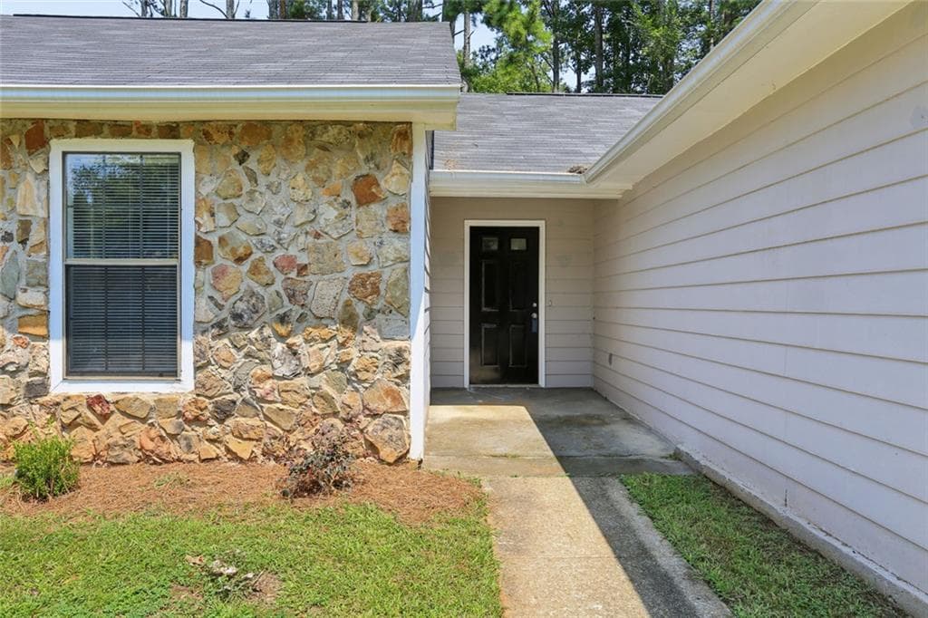 3 bedroom, 2 bathroom, 1,307 sq ft single family residence under contract at 819 Arbor Hill Drive, Stone Mountain, GA 30088 — photo 2