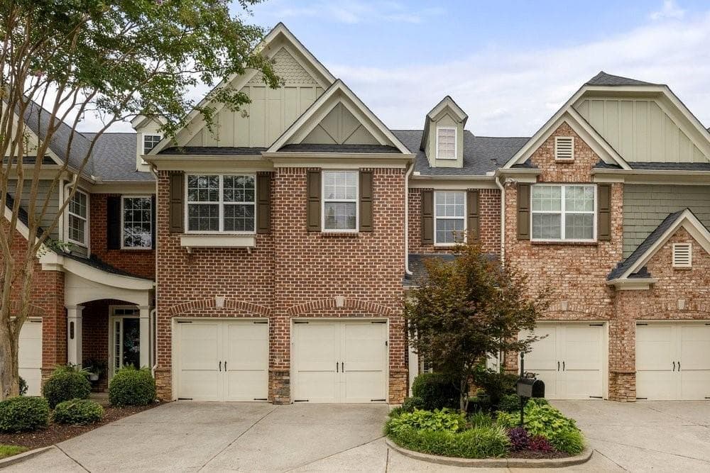 3 bedroom, 4 bathroom, 2,600 sq ft townhouse for sale at 1606 Lexington Drive, Roswell, GA 30075 — photo 2