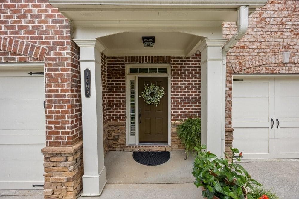 3 bedroom, 4 bathroom, 2,600 sq ft townhouse for sale at 1606 Lexington Drive, Roswell, GA 30075 — photo 3