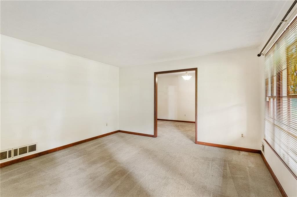 3 bedroom, 2 bathroom, 1,749 sq ft single family residence under contract at 515 Shay Drive, Marietta, GA 30060 — photo 5