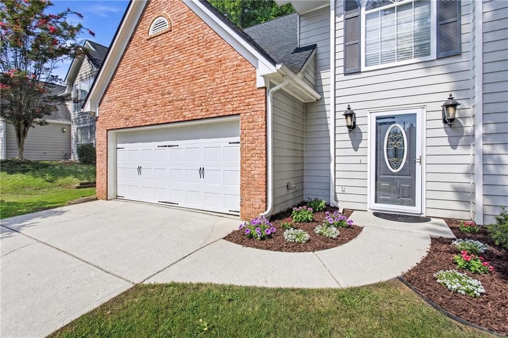3 bedroom, 3 bathroom, 2,455 sq ft single family residence for sale at 640 Suwanee Lakes Circle, Suwanee, GA 30024 — photo 2