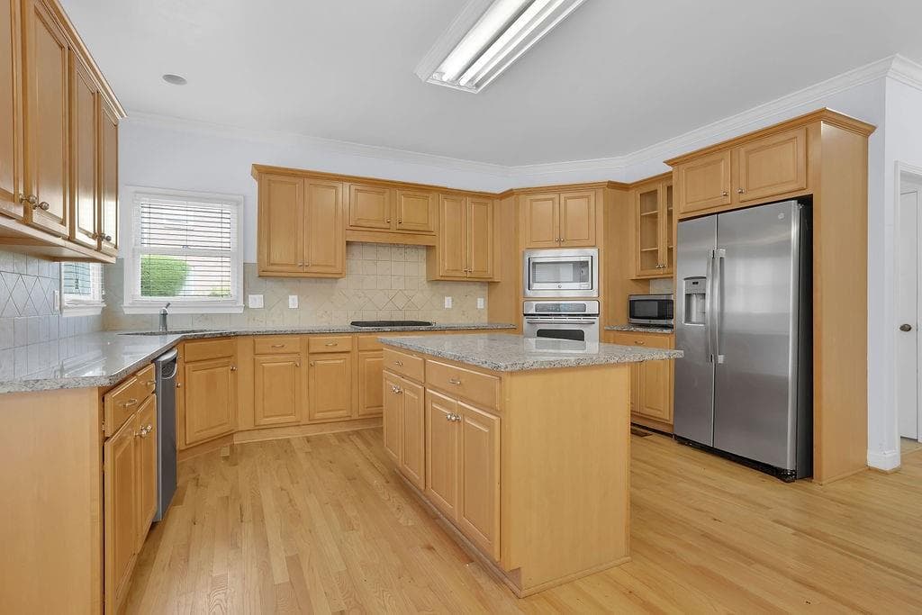 6 bedroom, 5 bathroom, 5,835 sq ft single family residence for sale at 2977 Cadbury Court, Snellville, GA 30039 — photo 4