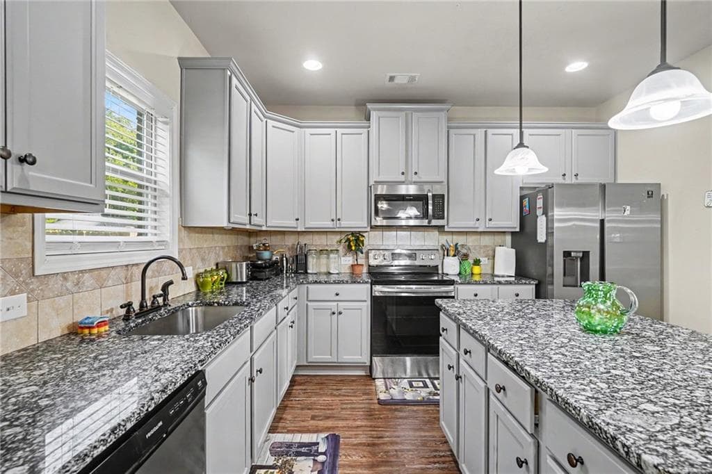 4 bedroom, 3 bathroom, 2,357 sq ft single family residence under contract at 169 Amelia Way, Ellenwood, GA 30294 — photo 4