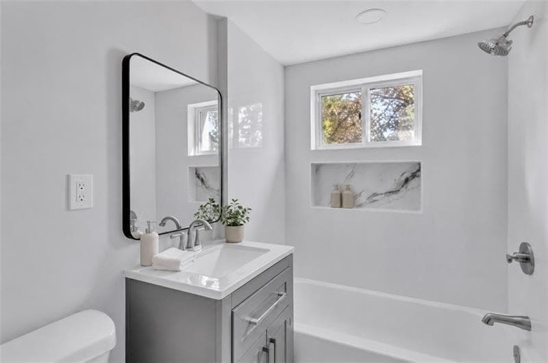 8 bedroom, 4 bathroom, 3,200 sq ft single family residence under contract at 1328 Sharon Street, Atlanta, GA 30314 — photo 8