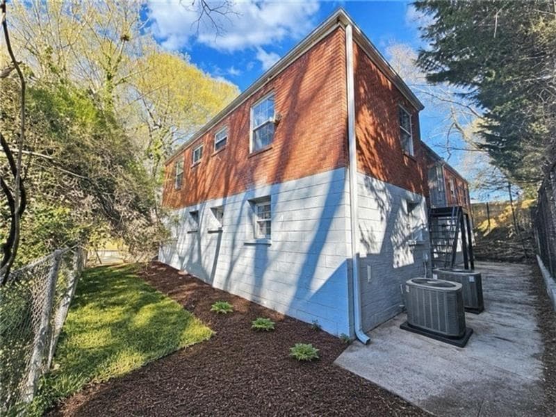 8 bedroom, 4 bathroom, 3,200 sq ft single family residence under contract at 1328 Sharon Street, Atlanta, GA 30314 — photo 10