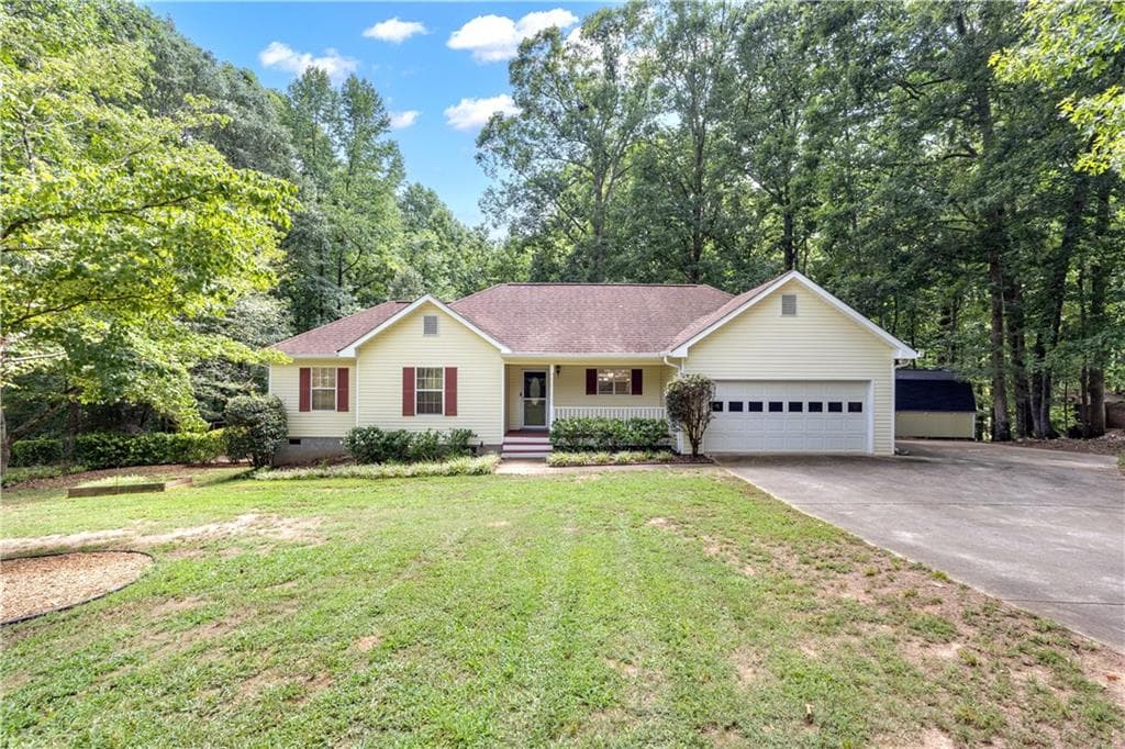 3 bedroom, 3 bathroom, 1,950 sq ft single family residence for sale at 112 Ashwood Trace, Hampton, GA 30228 — photo 1 of 46