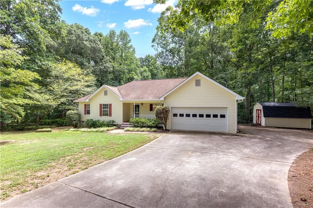 3 bedroom, 3 bathroom, 1,950 sq ft single family residence for sale at 112 Ashwood Trace, Hampton, GA 30228 — photo 2