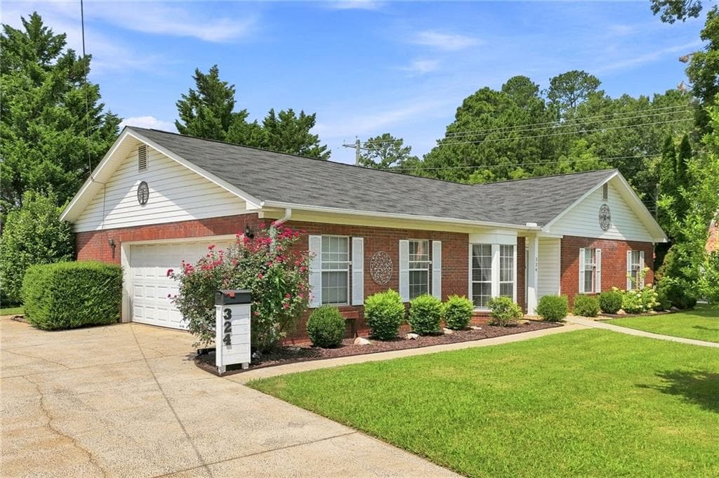 3 bedroom, 3 bathroom, 1,821 sq ft single family residence under contract at 324 S Main Street, Jasper, GA 30143 — photo 2