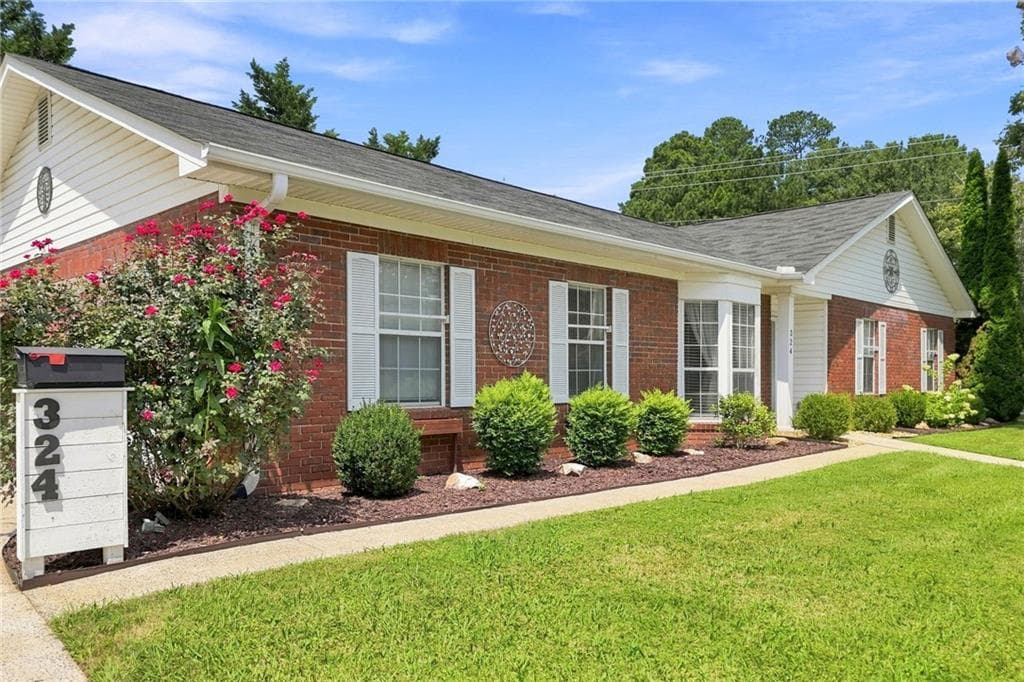 3 bedroom, 3 bathroom, 1,821 sq ft single family residence under contract at 324 S Main Street, Jasper, GA 30143 — photo 3