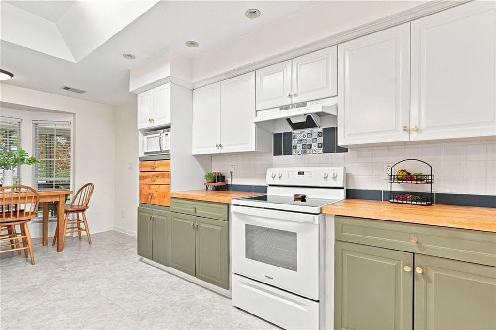 3 bedroom, 3 bathroom, 1,821 sq ft single family residence under contract at 324 S Main Street, Jasper, GA 30143 — photo 8