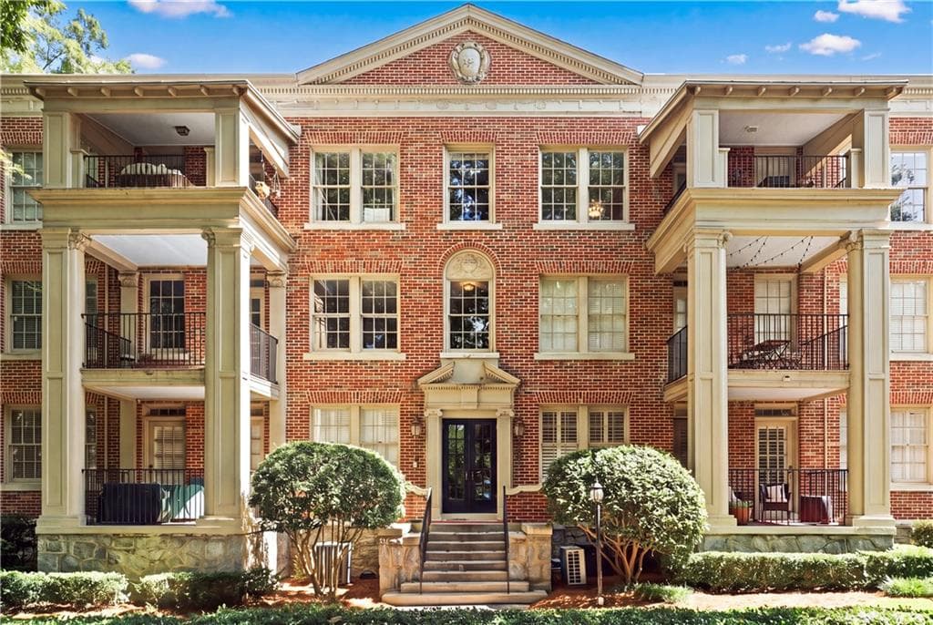 2 bedroom, 1 bathroom, 1,020 sq ft condominium for sale at 2814 Peachtree Road 11, Atlanta, GA 30305 — photo 1 of 22