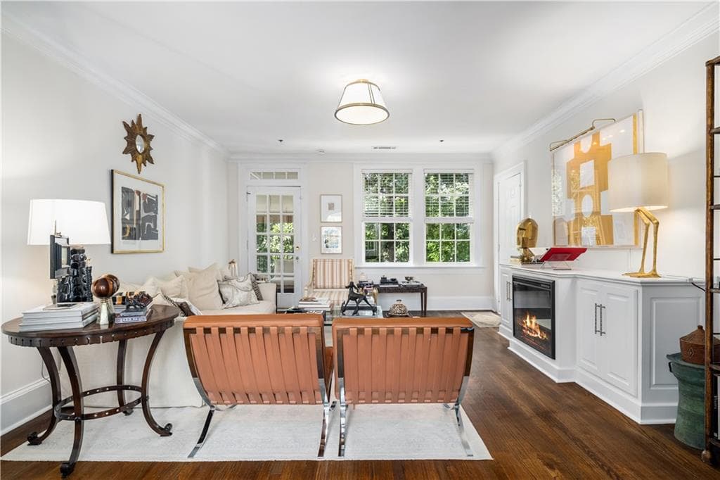 2 bedroom, 1 bathroom, 1,020 sq ft condominium for sale at 2814 Peachtree Road 11, Atlanta, GA 30305 — photo 2