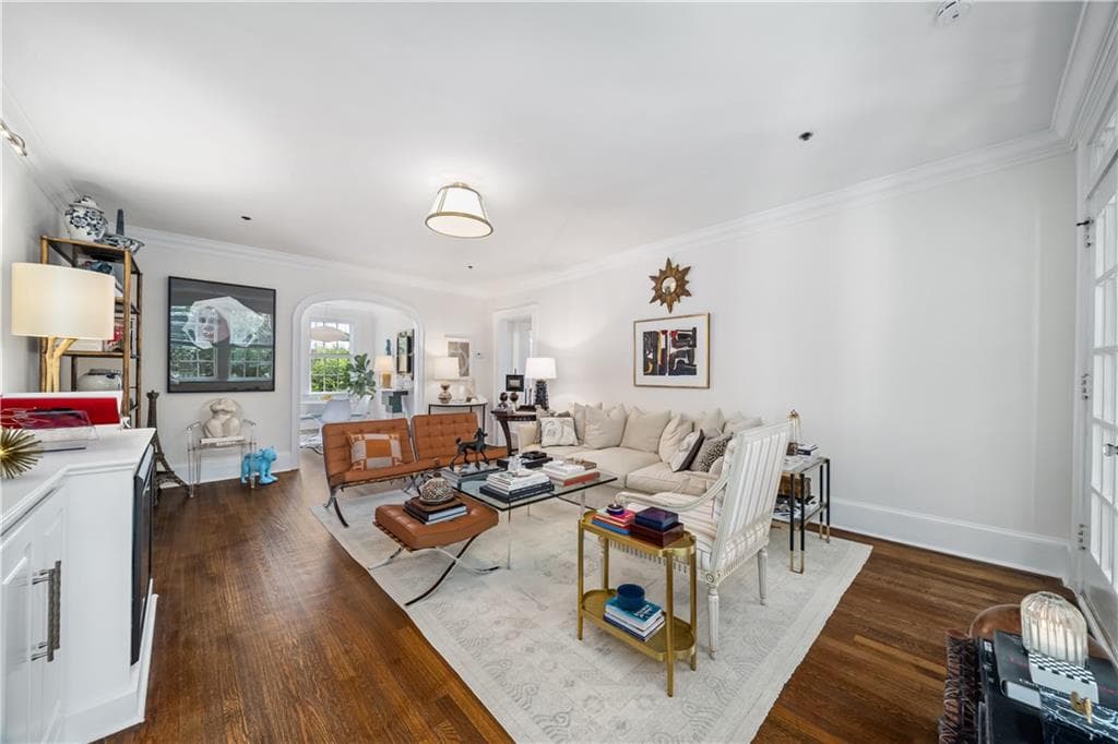 2 bedroom, 1 bathroom, 1,020 sq ft condominium for sale at 2814 Peachtree Road 11, Atlanta, GA 30305 — photo 3