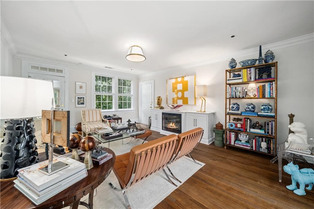 2 bedroom, 1 bathroom, 1,020 sq ft condominium for sale at 2814 Peachtree Road 11, Atlanta, GA 30305 — photo 4